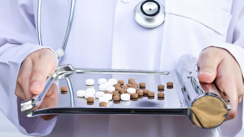 Doctor con muchas pastillas