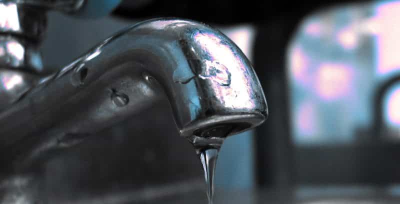 Grifo de agua goteando